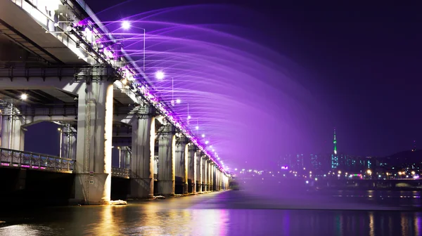 Gökkuşağı çeşme Haritayı Banpo köprüsünde Seoul, Güney Kore. — Stok fotoğraf