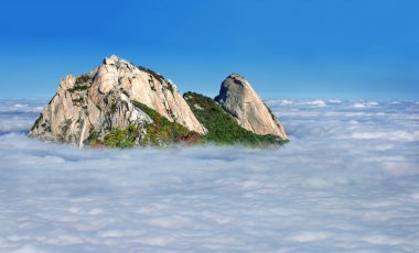 Bukhansan dağlar sabah sis Seul, Kore tarafından kaplıdır