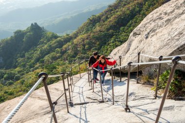 Seoul, Güney Kore - 27 Eylül: dağcılar ve turistlere Bukhansan 