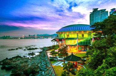 Dongbaek Adası ile Nurimaru Apec House ve Gwangan Köprüsü