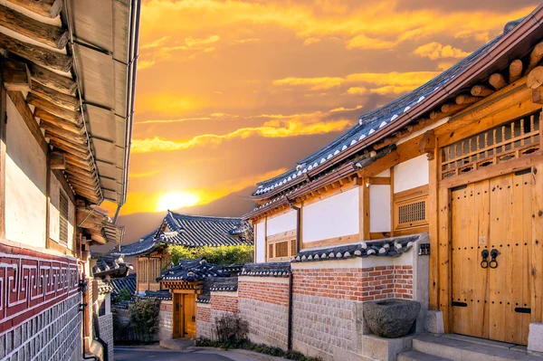 Bukchon hanok village, traditionelle koreanische architektur. — Stockfoto