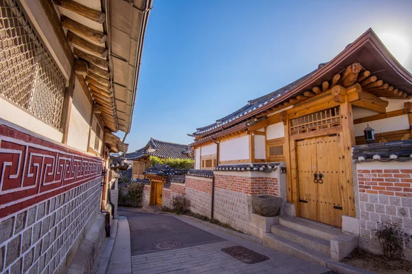 Bukchon Hanok Village, arquitetura tradicional estilo coreano . — Fotografia de Stock