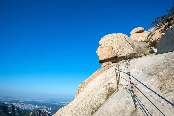 Baegundae ピークと秋、韓国のソウルの北漢山. — ストック写真