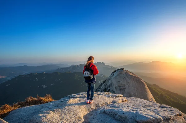 女人站在石头在北汉山国立公园，Seo 的山峰上 — 图库照片