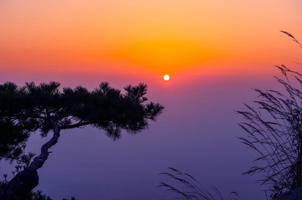 Sonnenaufgang auf den Bukhansan Bergen in seoul, Korea. — Stockfoto