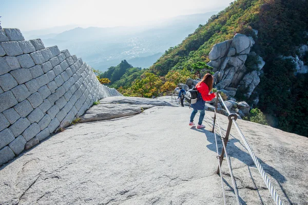 韩国，首尔-Sep 27: 登山者和游客对北汉山 — 图库照片