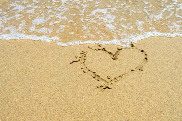 Hjärtat i sanden på stranden. — Stockfoto