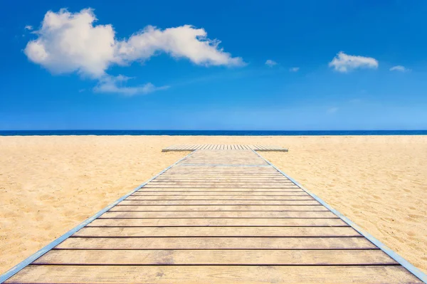Hermosa playa y mar con suelo de madera . — Foto de Stock