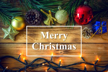 Noel hediyesi, kırmızı topları, çam kozalakları ahşap arka plan üzerinde Noel arka plan.