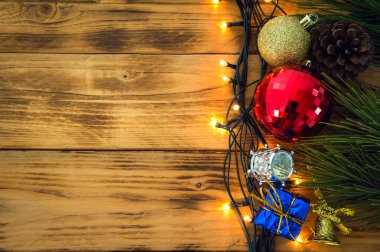 Noel hediyesi, kırmızı topları, çam kozalakları ahşap arka plan üzerinde Noel arka plan.