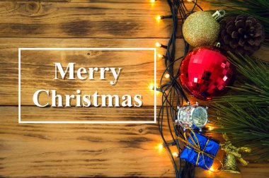 Noel hediyesi, kırmızı topları, çam kozalakları ahşap arka plan üzerinde Noel arka plan.