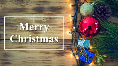 Noel hediyesi, kırmızı topları, çam kozalakları ahşap arka plan üzerinde Noel arka plan.