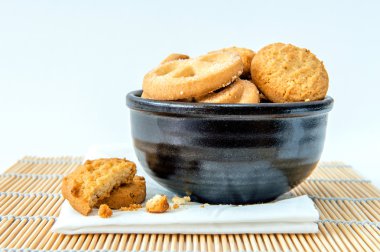 Siyah tabak kurabiye.