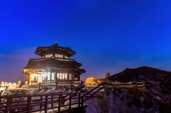 Deogyusan Berge bei Nacht im Winter, Südkorea. — Stockfoto