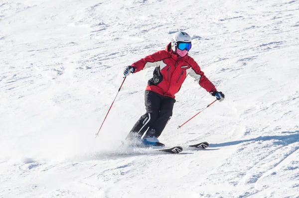 DEOGYUSAN, COREA - 1 DE ENERO: Esquí de esquiador en la estación de esquí de Deogyusan . —  Fotos de Stock