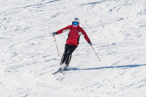 Deogyusan, Kore - 1 Ocak: Deogyusan Kayak Merkezi üzerinde kayak kayakçı. — Stok fotoğraf