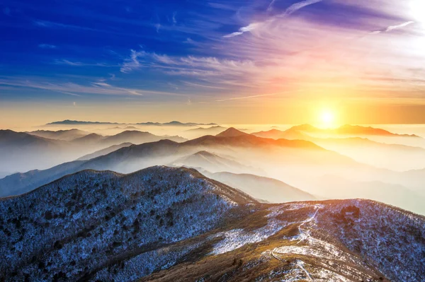 Winterlandschaft mit Sonnenuntergang und Nebel in den deogyusanischen Bergen, — Stockfoto