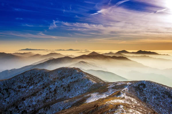 Winter landscape with sunset and foggy in Deogyusan mountains, S — 图库照片