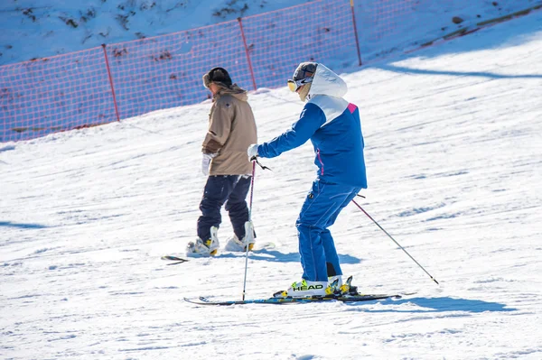 Deogyusan, Korea - 1. Januar: Skifahrer fahren auf deogyusan Skigebiet. — Stockfoto