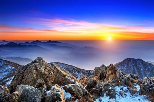 Wunderschöne Landschaft bei Sonnenuntergang im Deogyusan Nationalpark in wint — Stockfoto