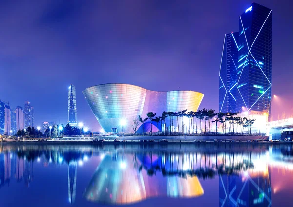 Reflexão paisagem urbana à noite, Coréia . — Fotografia de Stock