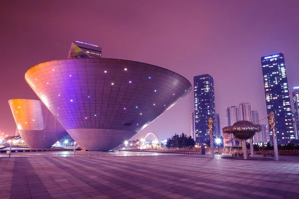INCHEON, Coreia do Sul - DEC 27: Incheon Tri-bowl Building on Dec 27, 2014 in Songdo district, Incheon, Coreia do Sul . — Fotografia de Stock