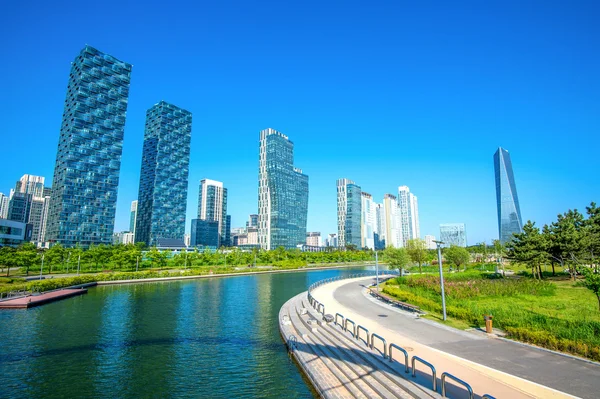 INCHEON, COREA DEL SUR - 20 DE MAYO: INCHEON, COREA DEL SUR - 20 DE MAYO: Songdo Central Park es el plan de espacios verdes, inspirado en la Ciudad de Nueva York. Foto tomada el 20 de mayo de 2015 en Incheon, Corea del Sur. . — Foto de Stock