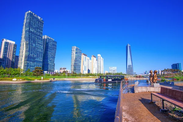 INCHEON, COREA DEL SUR - 20 DE MAYO: INCHEON, COREA DEL SUR - 20 DE MAYO: Songdo Central Park es el plan de espacios verdes, inspirado en la Ciudad de Nueva York. Foto tomada el 20 de mayo de 2015 en Incheon, Corea del Sur. . — Foto de Stock