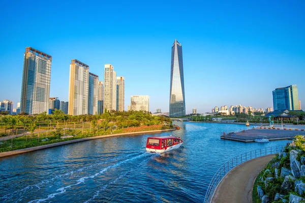 INCHEON, SOUTH KOREA - MAY 20 : INCHEON, SOUTH KOREA - MAY 20 : Songdo Central Park is the green space plan,inspired by NYC. Photo taken May 20,2015 in Incheon, South Korea. — 图库照片