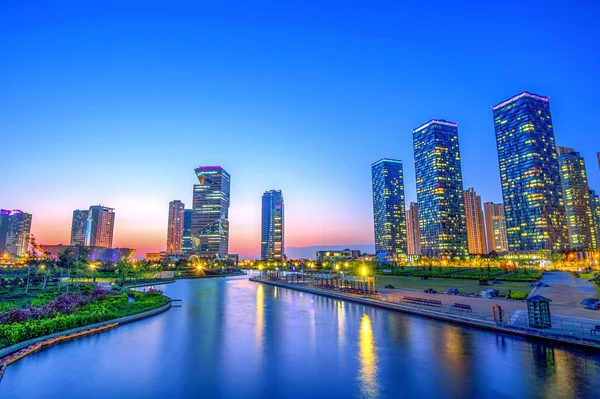 INCHEON, SOUTH KOREA - MAY 20 : INCHEON, SOUTH KOREA - MAY 20 : Songdo Central Park is the green space plan,inspired by NYC. Photo taken May 20,2015 in Incheon, South Korea. — ストック写真