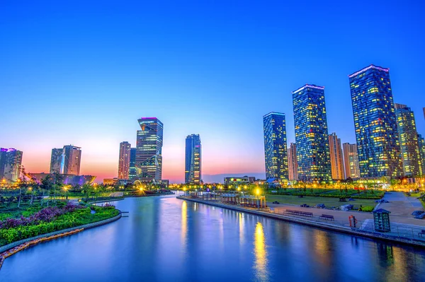 INCHEON, COREIA DO SUL - MAIO 20: INCHEON, COREIA DO SUL - MAIO 20: O Parque Central de Songdo é o plano espacial verde, inspirado em NYC. Foto tirada em maio 20,2015 em Incheon, Coréia do Sul . — Fotografia de Stock