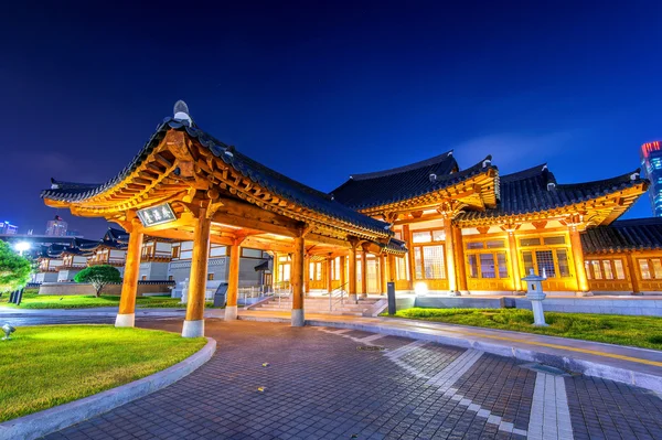 Traditional Korean style architecture at night in Seoul,Korea. — Φωτογραφία Αρχείου