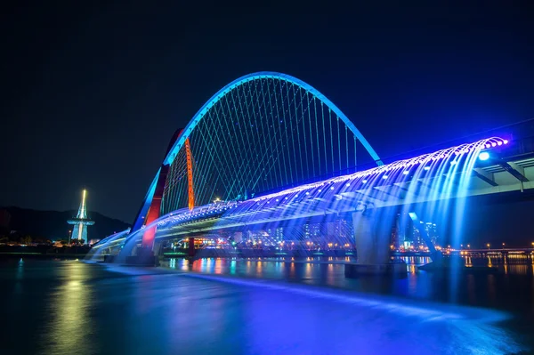 Espectáculo de la fuente del arco iris en Expo Bridge en Corea del Sur . — Foto de Stock