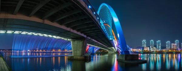 Espectáculo de la fuente del arco iris en Expo Bridge en Corea del Sur . —  Fotos de Stock