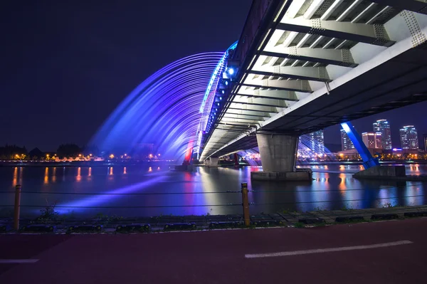 Espectáculo de la fuente del arco iris en Expo Bridge en Corea del Sur . — Foto de Stock