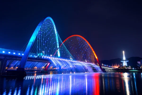 Espectáculo de la fuente del arco iris en Expo Bridge en Corea del Sur . — Foto de Stock