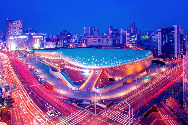 SEÚL, COREA DEL SUR - 4 DE FEBRERO: Dongdaemun Design Plaza . — Foto de Stock