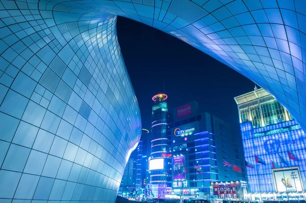 SEOUL, Coréia do Sul - FEVEREIRO 3: Dongdaemun Design Plaza . — Fotografia de Stock