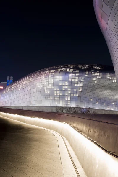 Seoul, Sydkorea - 3 februari: Dongdaemun Design Plaza. — Stockfoto