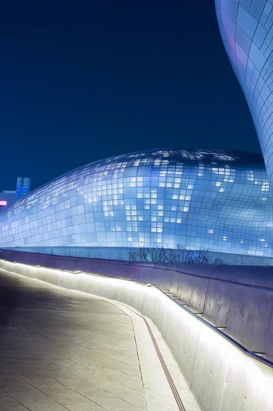 Seoul, Sydkorea - 3 februari: Dongdaemun Design Plaza. — Stockfoto