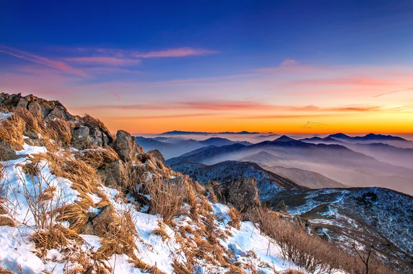 Hermoso paisaje al atardecer en el Parque Nacional Deogyusan en invierno Imagen de stock