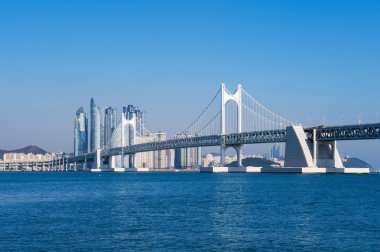 Gwangan köprü ve Haeundae Busan, Kore.