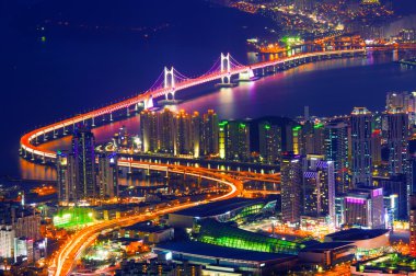 Gwangan köprü ve Haeundae gece Busan, Kore.