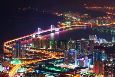 Gwangan köprü ve Haeundae gece Busan, Kore.