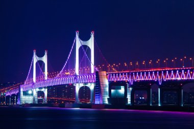 Gwangan köprü ve Haeundae gece Busan, Kore.