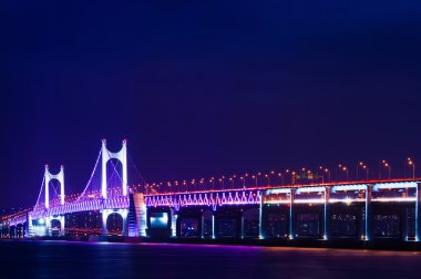 Gwangan köprü ve Haeundae gece Busan, Kore.