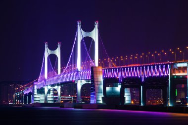 Gwangan köprü ve Haeundae gece Busan, Kore.