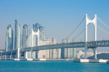 Gwangan köprü ve Haeundae Busan, Kore.