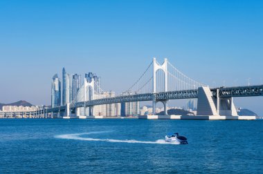 Gwangan köprü ve Haeundae Busan, Kore.