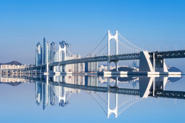 Gwangan köprü ve Haeundae Busan, Kore.
